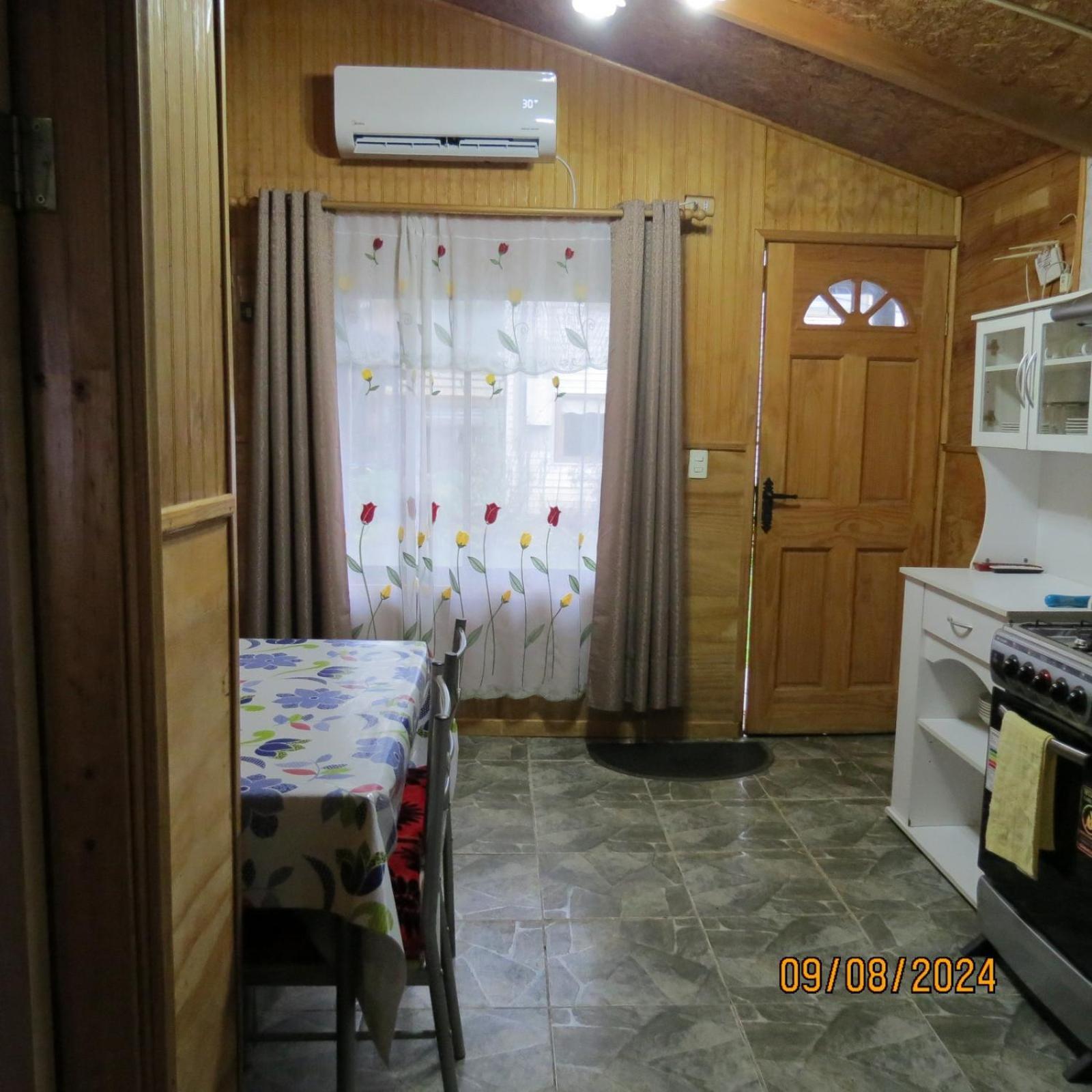 Hostal Y Cabanas Ventisquero プエルト・プユワピ エクステリア 写真